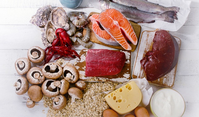 Thịt gà, thịt bò, cá, trứng, sữa ít béo và ngũ cốc là những thực phẩm giàu vitamin B12 