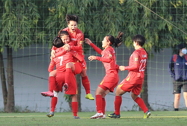 Niềm vui của Huỳnh Như và đồng đội sau khi ghi bàn nhân đôi cách biệt cho TP.HCM