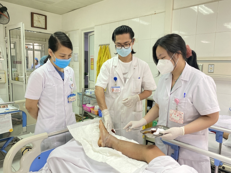 Sau ca phẫu thuật, bệnh nhân T đang được chăm sóc tích cực tại Bệnh viện Hữu nghị Việt Đức - Ảnh: Bệnh viện Hữu nghị Việt Đức