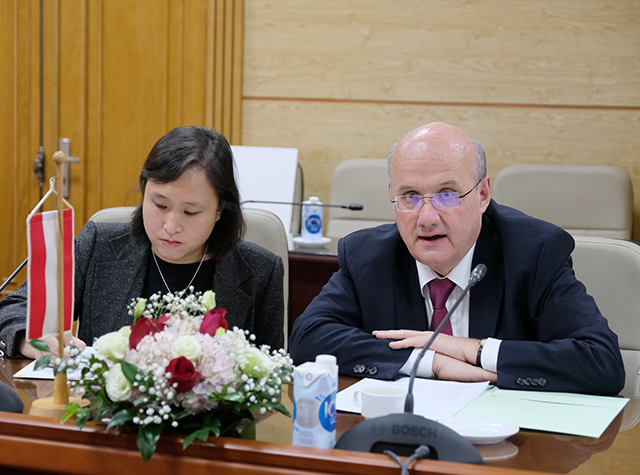 Ngài Hans-Peter Glanzer, Đại sứ Áo tại Việt Nam đánh giá cao việc Việt Nam đã đạt những bước tiến lớn trong chiến dịch tiêm chủng vaccine phòng COVID-19 - Ảnh: Sức khỏe & Đời sống