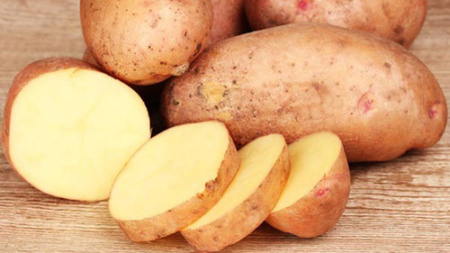 Để món khoai tây nghiền ngon bạn cần chọn củ khoai tây dáng tròn, thon và có vỏ màu đỏ hồng