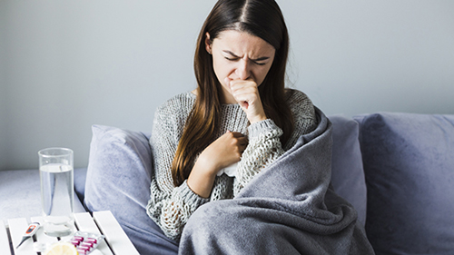Cúm mùa có thể gây ra nhiều biến chứng nguy hiểm như viêm phổi, viêm phế quản...