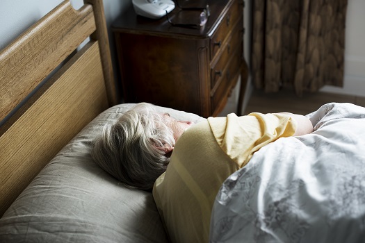 người cao tuổi đột ngột thức dậy, bước xuống giường luôn dễ bị tình trạng sốc nhiệt, khiến huyết áp tăng cao