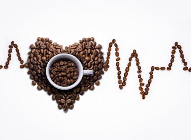 Uống quá nhiều cà phê, trà đặc… cũng có thể khiến nhịp tim không đều