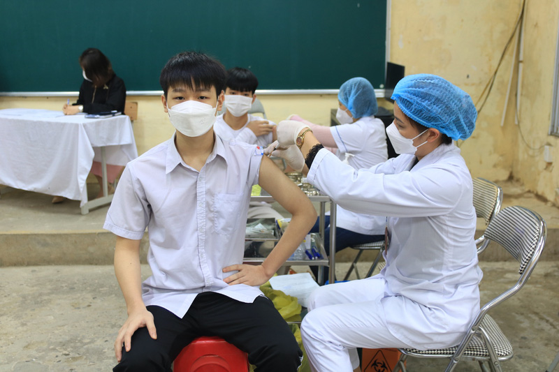Sáng 27/11, Hà Nội bắt đầu tiêm vaccine phòng COVID-19 cho trẻ 14 tuổi - Ảnh: VTV