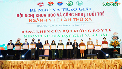 Bộ trưởng Bộ Y tế Nguyễn Thanh Long trao tặng bằng khen cho tập thể có thành tích xuất sắc - Ảnh: Nguyễn Hiệp
