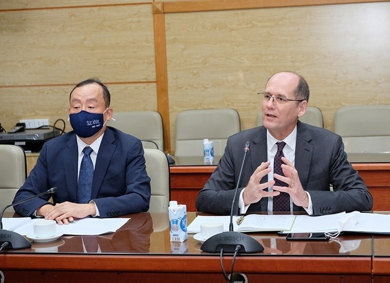 Ông Kidong Park, đại diện của Tổ chức Y tế Thế giới (WHO) tại Việt Nam (trái) và ông John MacArthur – Giám đốc Trung tâm Kiểm soát và phòng ngừa dịch bệnh Hoa Kỳ tại khu vực Đông Nam Á (phải) tại buổi làm việc - Ảnh: Bộ Y tế
