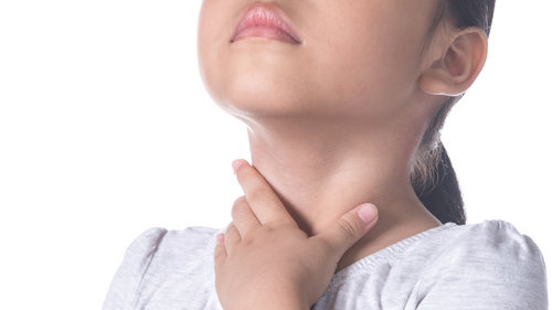 Viêm amidan khiến trẻ bị đau rát họng khó chịu