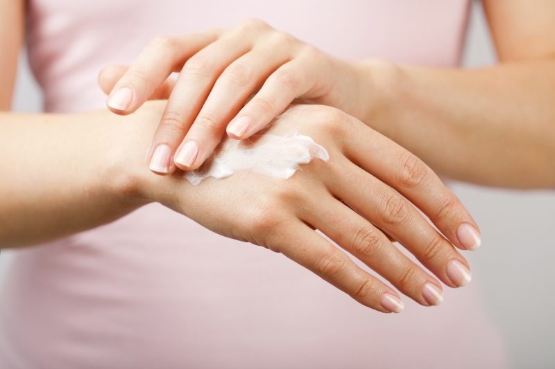 Thoa kem dưỡng ẩm cho bàn tay thường xuyên để duy trì làn da mền mại