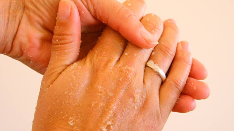 Tẩy tế bào chê cho da tay bằng đường nâu và dầu olive an toàn, hiệu quả