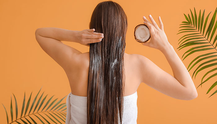 Dầu dừa là nguyên liệu dưỡng tóc lý tưởng nhờ hàm lượng chất béo cao