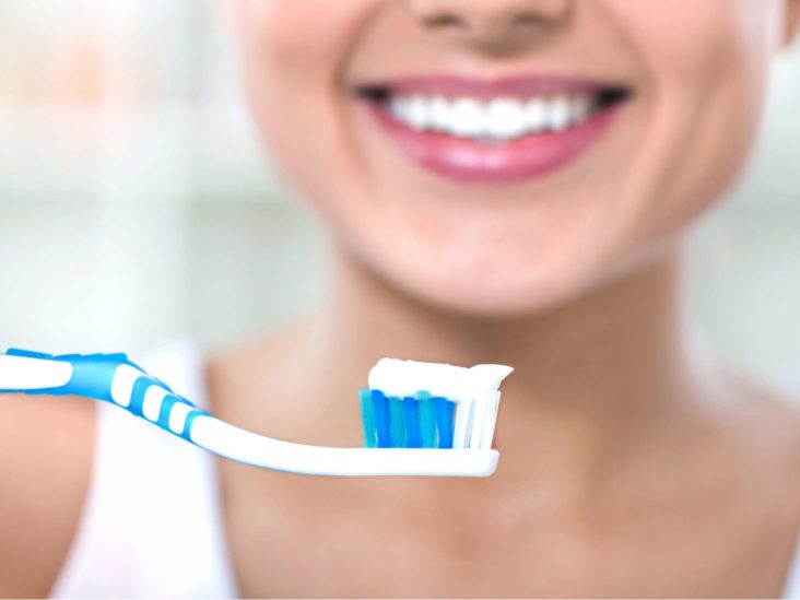 Khi bị viêm chân răng gây chảy máu, bạn vẫn cần vệ sinh răng miệng đều đặn, nhẹ nhàng 