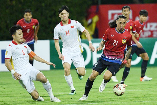 Ngôi sao đang đá ở nước ngoài của Lào (21) quá đơn độc và không giúp gì được cho đội nhà ở trận đấu này - Ảnh: VFF