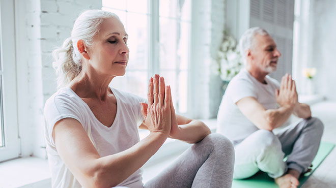 Các bài tập nhẹ nhàng trong nhà như yoga giúp duy trì độ linh hoạt của xương khớp