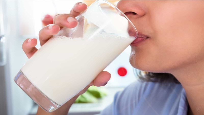 Uống sữa sau bữa chính 2 tiếng sẽ dễ hấp thụ hơn.
