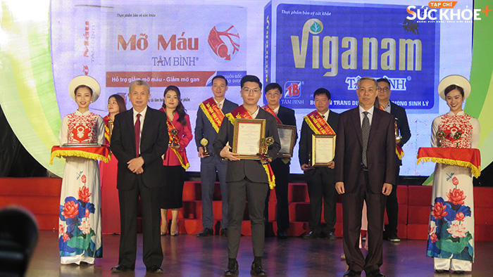 Đại diện Công ty TNHH SX & TM Dược phẩm Tâm Bình nhận Huy chương vàng vì sức khỏe cộng đồng