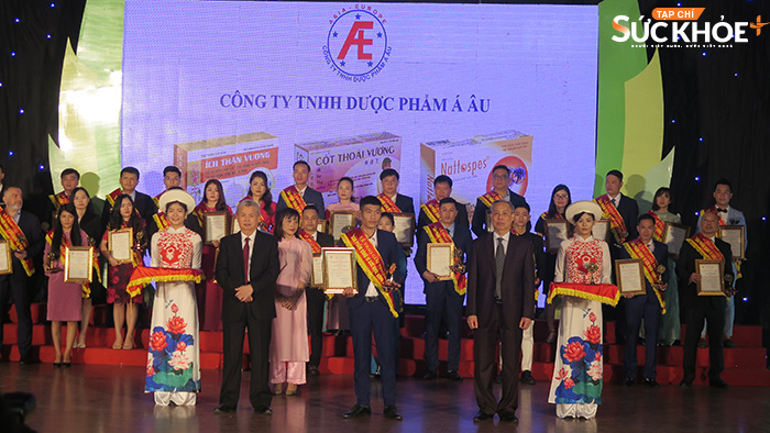 Đại diện Công ty TNHH Dược phẩm Á Âu nhận Huy chương vàng vì sức khỏe cộng đồng