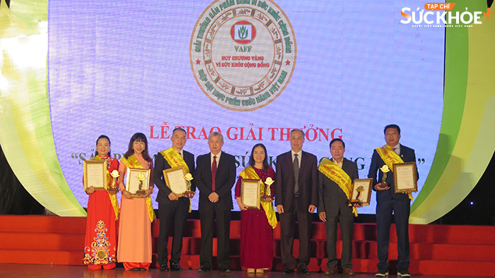 PGS.TS Trần Đáng và TS.Nguyễn Hùng Long - Phó Cục trưởng Cục An toàn thực phẩm - trao Cúp vàng và giấy chứng nhận cho 6 doanh nghiệp