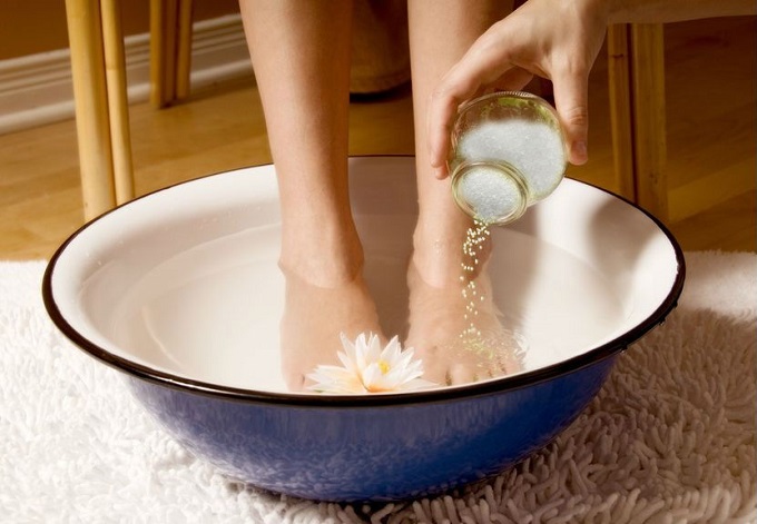 Ngâm chân bằng nước muối hàng ngày mang lại nhiều lợi ích cho đôi bàn chân
