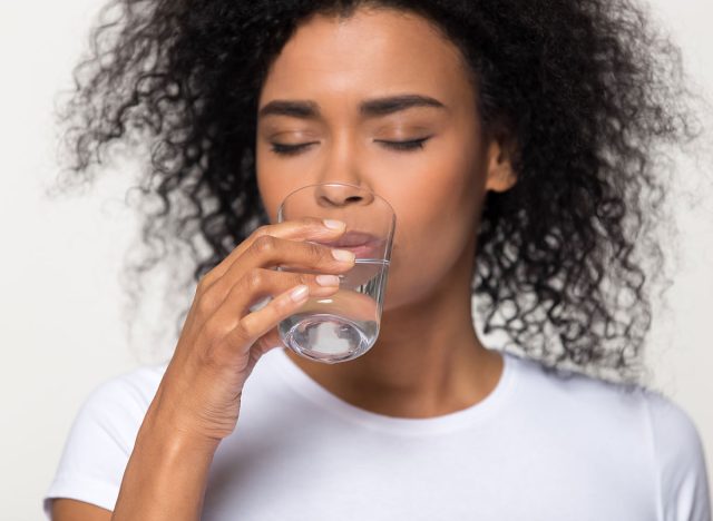 Duy trì thói quen uống đủ nước hàng ngày để đầy lùi nguy cơ lão hóa sớm