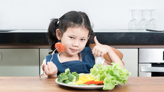 Cha mẹ nên tạo cho trẻ thói quen ăn nhiều rau, quả chín để hạn chế táo bón