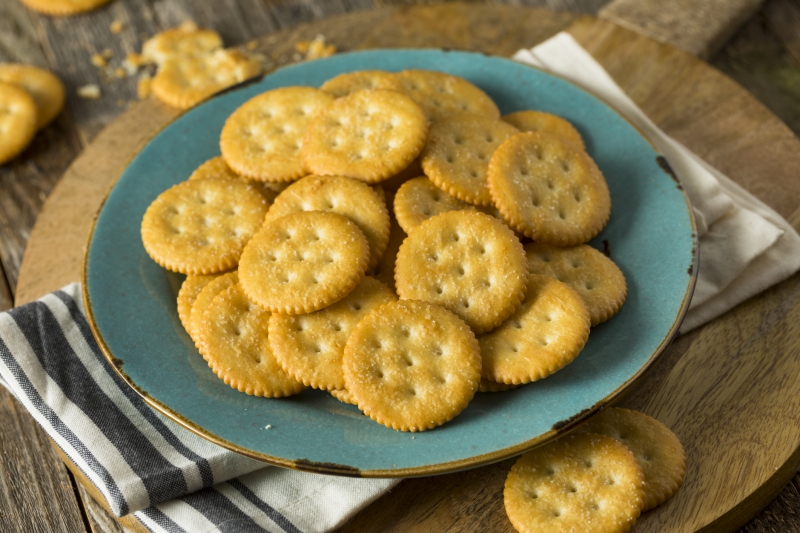 Ăn bánh quy mặn, bánh ngũ cốc giúp làm dịu cơn nôn nao trong dạ dày hiệu quả
