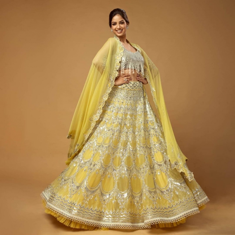 Hoa hậu Hoàn vũ Ấn Độ trong bộ trang phục truyền thống