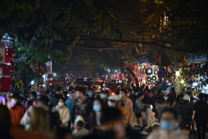 Người dân đi chơi, mua sắm ở phố Hàng Mã, quận Hoàn Kiếm tối 13/12 - Ảnh: Vnexpress