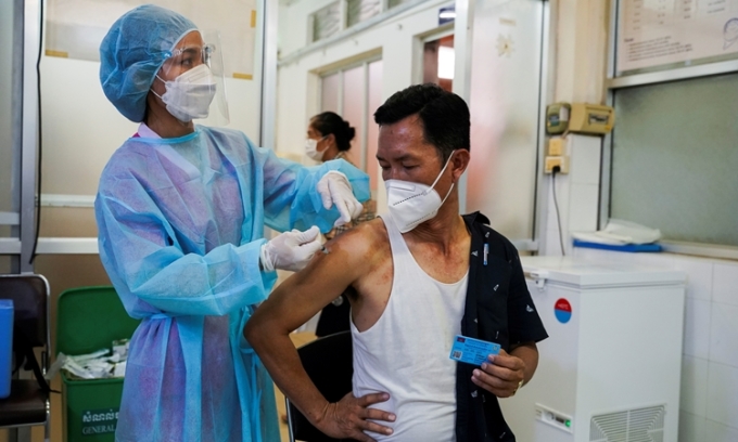 Nhân viên y tế tiêm mũi vaccine COVID-19 thứ 3 cho người dân tại Phnom Penh, Campuchia - Ảnh: Reuters