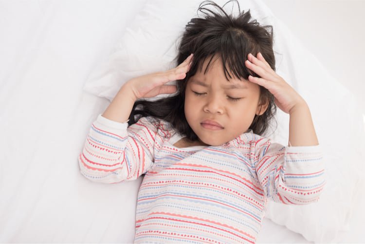 Đau phía trước đầu hoặc đau nhức vùng trán có thể là dấu hiệu của trẻ mắc tật viễn thị mà không được điều trị