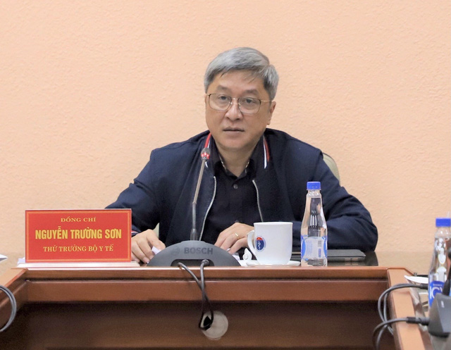 Thứ trưởng Bộ Y tế Nguyễn Trường Sơn đề nghị các tỉnh, thành phố phía Nam rà soát, tổ chức tiêm vaccine phòng COVID-19 cho đối tượng nguy cơ - Ảnh: VTV