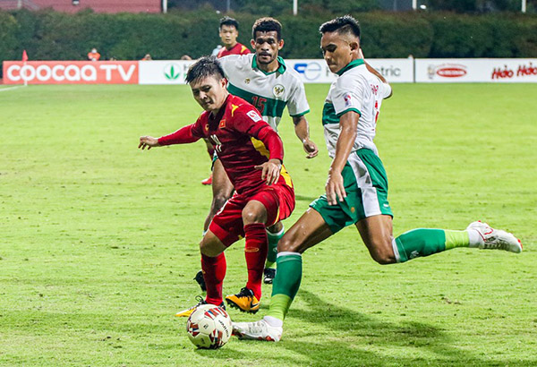 Đội bạn đá phòng ngự quá chặt khiến Quang Hải cùng đồng đội bất lực trong việc tìm kiém bàn thắng - Ảnh: VFF