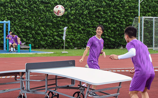 Tuấn Anh, Quang Hải vui vẻ thi đấu Tedball bên ngoài sân tập - Ảnh: VFF