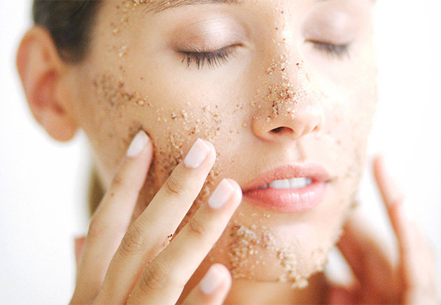 Làm sạch da mặt với tần suất vừa phải để không gây kích ứng