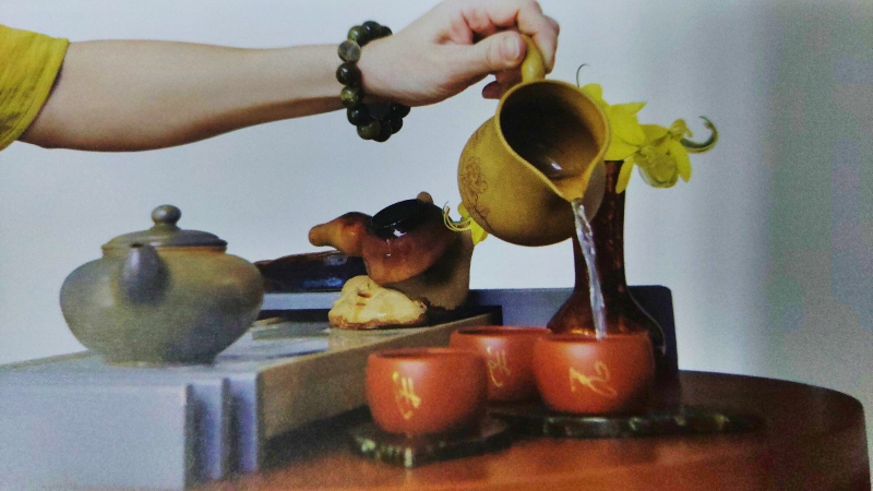 “Thưởng trà” trong văn hóa trà của người Việt giản dị mà rất tinh tế - Ảnh: Tư liệu trong sách