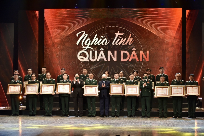 Đảng và Nhà nước tặng phần thưởng cao quý cho các điển hình tiên tiến của Quân đội Nhân dân Việt Nam trong phòng, chống dịch COVID-19 - Ảnh: VGP