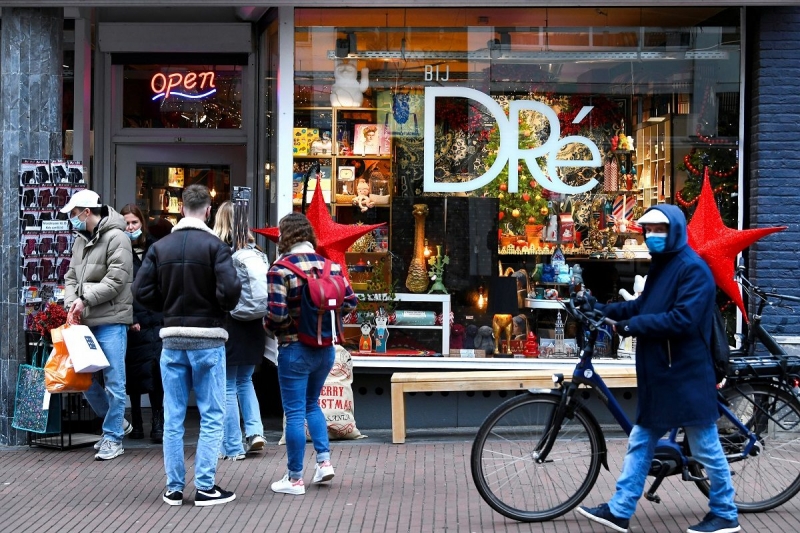 Người dân tranh thủ đi mua sắm đồ Giáng sinh trước khi chính phủ Hà Lan áp đặt lệnh đóng cửa các cửa hàng không thiết yếu ở trung tâm Nijmegen, Hà Lan - Ảnh: Whashington Post