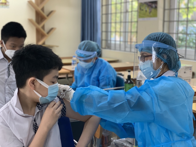 Tiêm vaccine cho học sinh tại Hà Nội - Ảnh: Sức khỏe+
