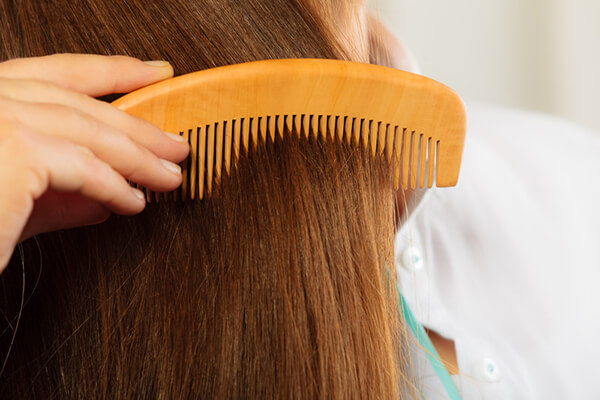 Chải tóc bằng lược gỗ để ngăn chặn tình trạng tóc bị tĩnh điện