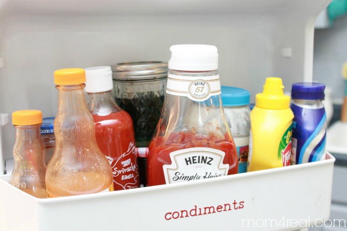 Lấy đồ uống, gia vị đóng chai ra khỏi tủ lạnh và kiểm tra hạn sử dụng