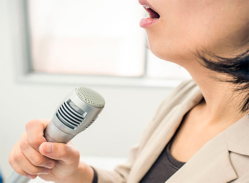 Sử dụng giọng nói quá mức có thể làm thanh quản bị tổn thương, lâu dài dẫn đến viêm và dễ kích ứng