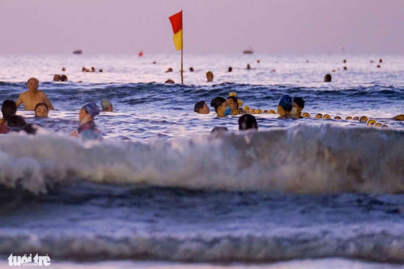 Con người có nhu cầu tự do đi lại (Bức ảnh được chụp vào sáng sớm ngày 30-9, khi người Đà Nẵng được phép tắm biển trở lại sau một thời gian dài giãn cách xã hội toàn thành phố - ẢNH: TẤN LỰC)