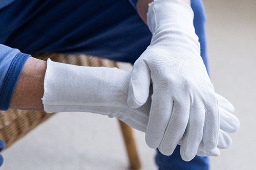 Sử dụng găng tay vải cotton để bảo vệ bàn tay bị chàm eczema