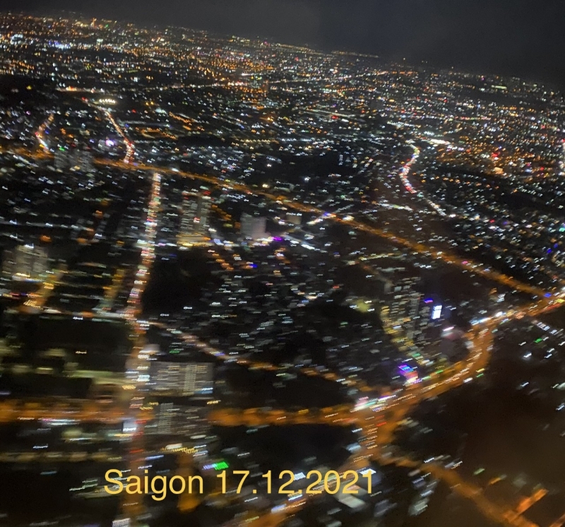 Sài Gòn vẫn lung linh ánh đèn, thành phố đã phục hồi sau vài tháng oằn mình vì dịch bệnh (ảnh do tác giả cung cấp)