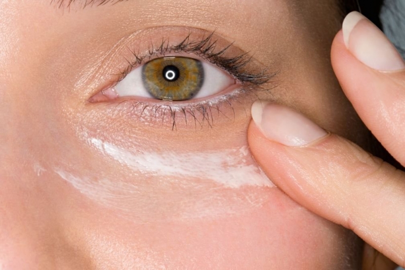 Правильный уход за кожей под глазами помогает эффективно снять отечность