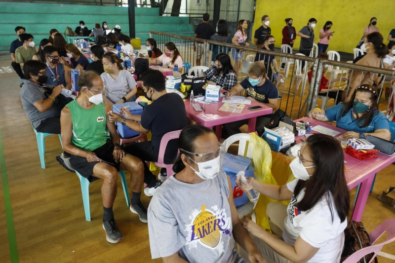 Người dân tiêm vaccine COVID-19 ở Manila, Philippines vào ngày 3/1 - Ảnh: EPA-EFE
