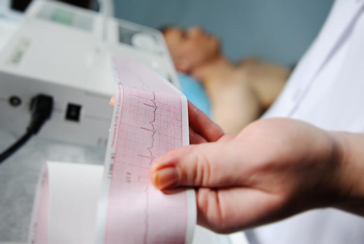 Sử dụng máy đo điện tim (điện tâm đồ) giúp phát hiện các bệnh về tim mạch như rối loạn nhịp tim