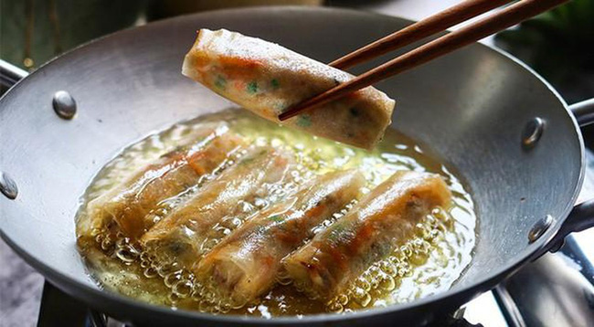 Duy trì nhiệt độ phù hợp khi chiên rán đảm bảo món ăn giòn, ngon