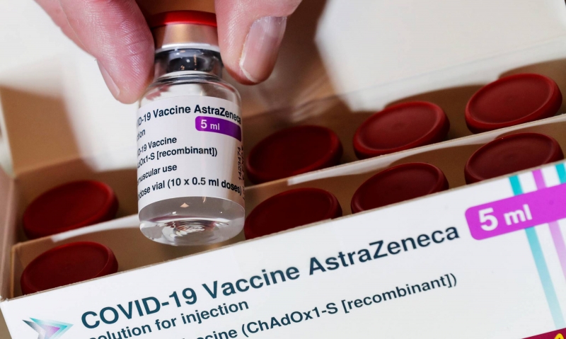 Vaccine phòng COVID-19 của AstraZeneca/Oxford là vaccine đầu tiên được Bộ Y tế phê duyệt  cho trường hợp khẩn cấp phòng, chống dịch tại Việt Nam. Vaccine có thể lưu trữ lâu dài ở mức nhiệt 2-8 độ C, nhiệt độ của tủ lạnh thông thường, có giá phải chăng.