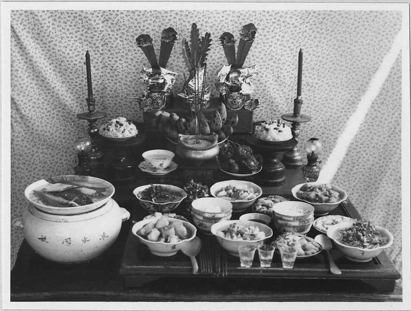 Lễ vật cúng ông Táo tại Hà Nội năm 1955, trong chiếc bình bên tay trái có 3 con cá chép sống - Ảnh: ManhHai/Flickr